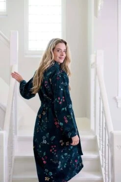 Bathrobe Les Fleurs Dark Blue 10 Bathrobe Les Fleurs Dark Blue -Home Comprehensive-PIP Studio ss23 les fleurs dark blue 01 mood ss23